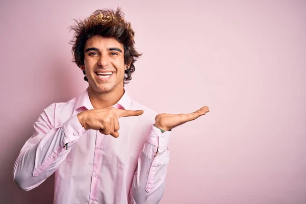 Giovane Bell Uomo Indossa Corona Piedi Sopra Isolato Sfondo Rosa — Foto Stock