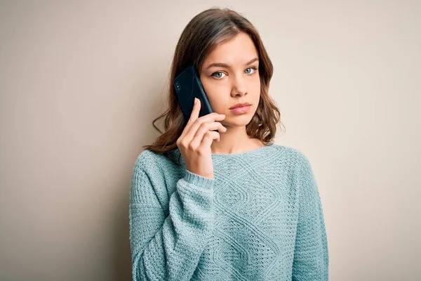 Junge Blonde Mädchen Mit Einem Gespräch Auf Dem Smartphone Über — Stockfoto