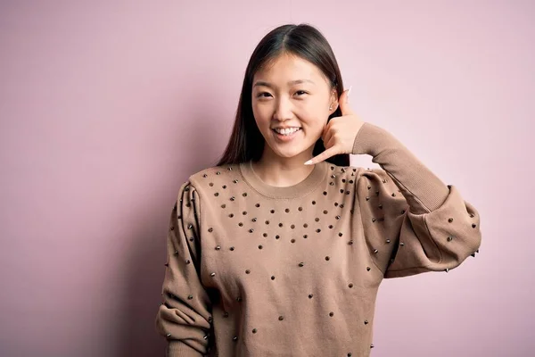 Jovem Bela Mulher Asiática Vestindo Moda Camisola Elegante Sobre Rosa — Fotografia de Stock