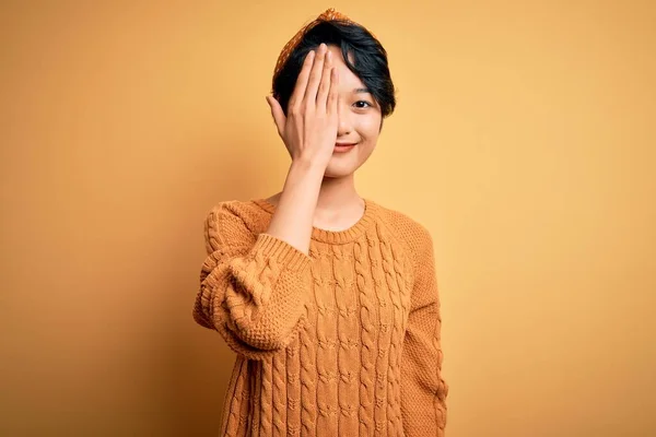 Jong Mooi Aziatisch Meisje Dragen Casual Trui Diadeem Staan Gele — Stockfoto