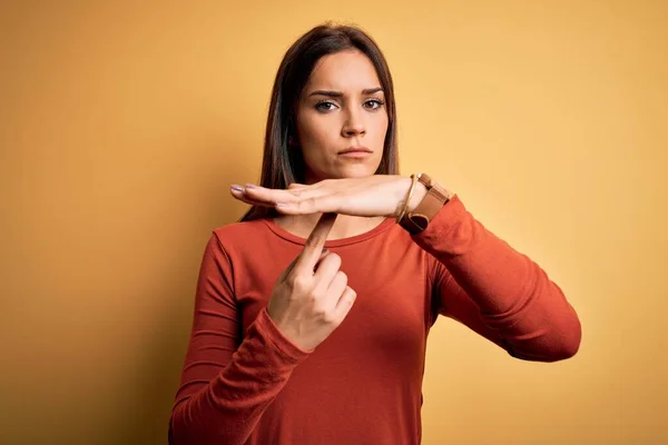 Sarı Arka Planda Sıradan Tişörtler Giyen Genç Güzel Esmer Kadın — Stok fotoğraf