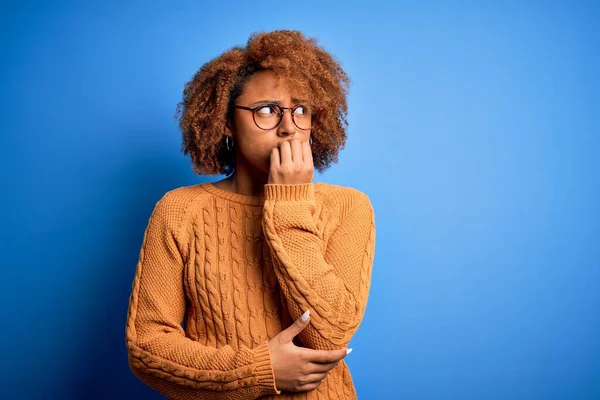 Młoda Piękna Afroamerykanka Kręconymi Włosami Nosząca Luźny Sweter Zestresowana Zdenerwowana — Zdjęcie stockowe