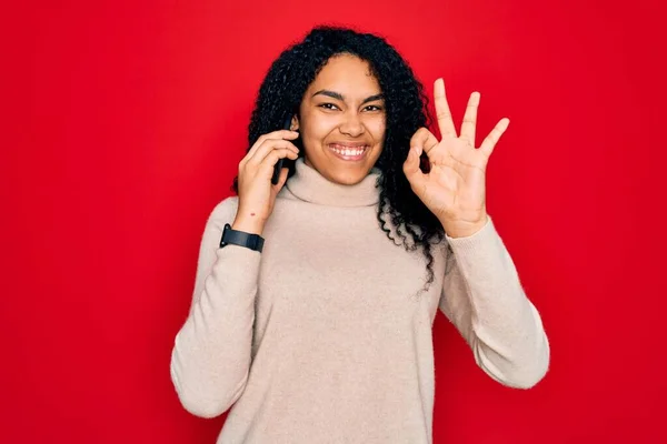 Genç Afro Amerikalı Kıvırcık Kadın Akıllı Telefondan Konuşuyor Parmaklarıyla Imza — Stok fotoğraf