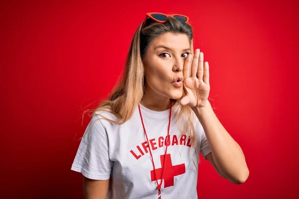 Joven Hermosa Mujer Salvavidas Rubia Con Camiseta Con Cruz Roja —  Fotos de Stock