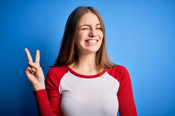 Joven Mujer Pelirroja Hermosa Con Camiseta Casual Sobre Fondo Azul —  Fotos de Stock