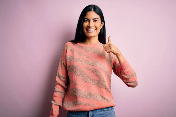 Junge Schöne Hispanische Modefrau Animal Print Pullover Über Rosa Hintergrund — Stockfoto