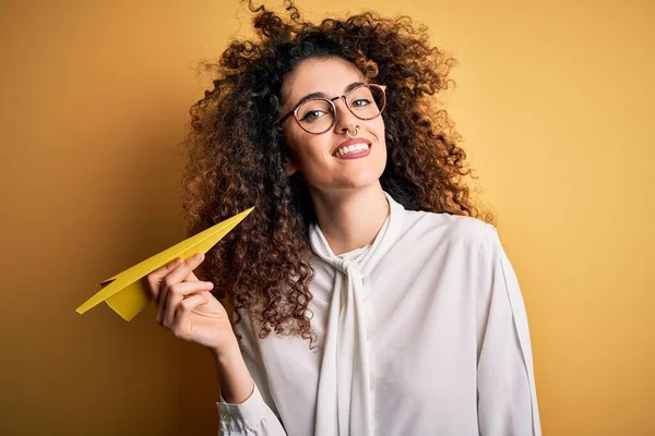 Vacker Kvinna Med Lockigt Hår Och Piercing Hålla Papper Plan — Stockfoto