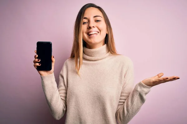 Młoda Piękna Brunetka Trzyma Smartfon Pokazując Ekran Różowym Tle Bardzo — Zdjęcie stockowe