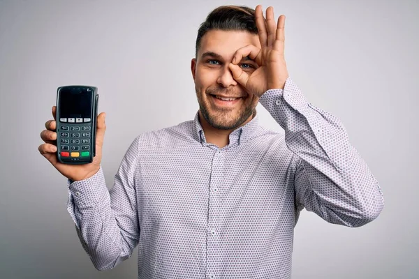 Ung Affärsman Med Blå Ögon Håller Datafon Betalning Terminal Över — Stockfoto