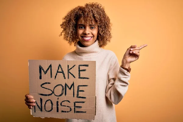 Mujer Activista Afroamericana Pidiendo Revolución Sosteniendo Pancarta Con Hacer Ruido —  Fotos de Stock