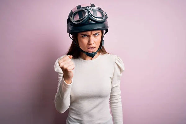 Jovem Bela Mulher Motociclista Com Olhos Azuis Vestindo Capacete Moto — Fotografia de Stock