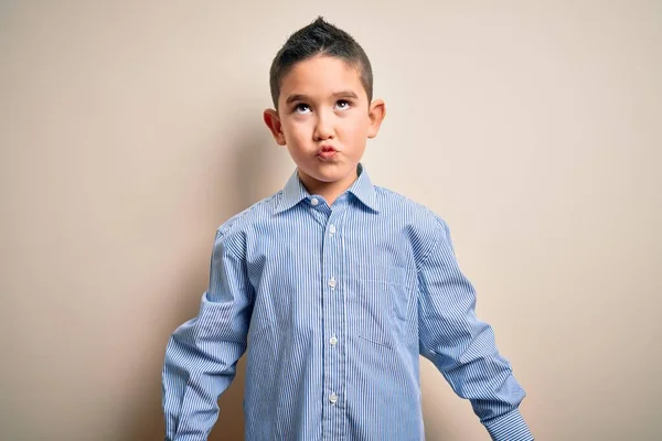 Niño Pequeño Con Una Camisa Elegante Pie Sobre Fondo Aislado —  Fotos de Stock