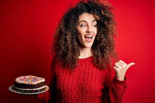 Joven Hermosa Mujer Con Pelo Rizado Piercing Placa Celebración Con — Foto de Stock