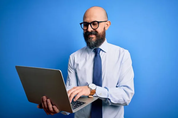 Jóképű Kopasz Szakállas Üzletember Kék Hátterű Laptoppal Dolgozik Boldog Arccal — Stock Fotó