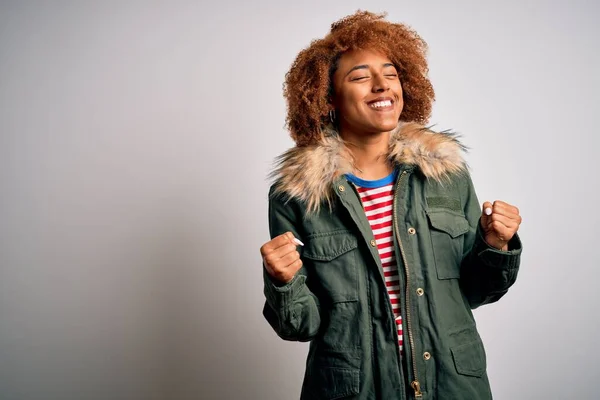Młoda Piękna Afroamerykanka Kręconymi Włosami Zielonym Luźnym Zimowym Płaszczu Bardzo — Zdjęcie stockowe