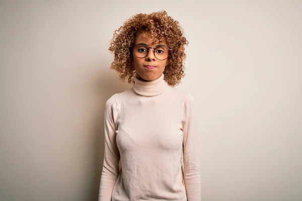 Junge Afrikanisch Amerikanische Frau Trägt Rollkragenpullover Und Brille Über Weißem — Stockfoto