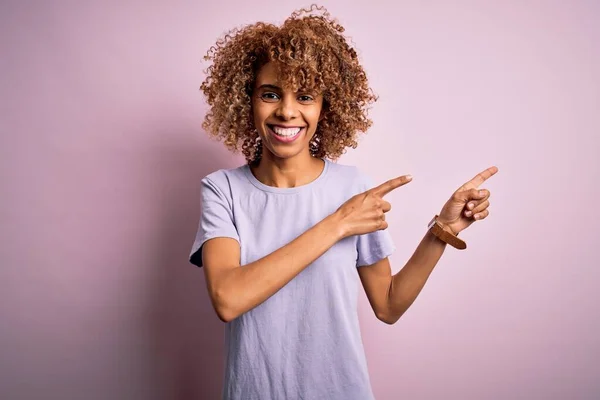 Jovem Mulher Americana Africana Bonita Vestindo Camiseta Casual Sobre Fundo — Fotografia de Stock