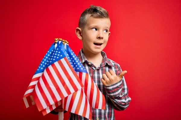 Ung Liten Amerikansk Patriotisk Kaukasiska Unge Hålla Flagga Usa Över — Stockfoto