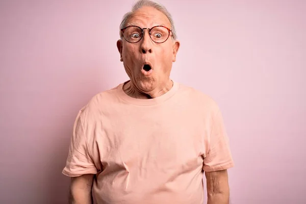 Šedovlasý Starší Muž Brýlemi Stojící Nad Růžovým Izolovaným Pozadím Vyděšený — Stock fotografie