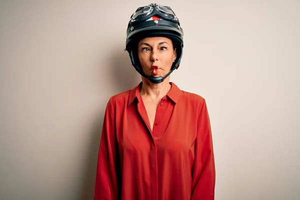 孤立した白い背景の上にオートバイのヘルメットを身に着けている中世のオートバイの女性は唇 狂気とコミカルなジェスチャーで魚の顔を作る 面白い表現 — ストック写真