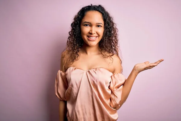 Mulher Bonita Nova Com Cabelo Encaracolado Vestindo Shirt Casual Sobre — Fotografia de Stock