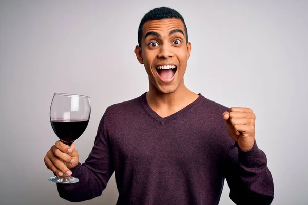 Snygg Afrikansk Amerikansk Sommelier Man Provsmakning Glas Rött Vin Över — Stockfoto