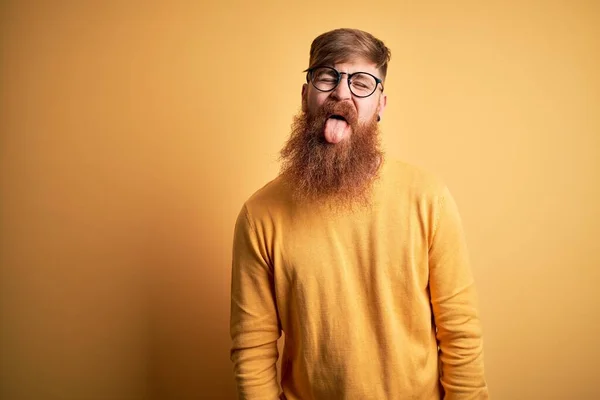 Hombre Pelirrojo Irlandés Guapo Con Barba Usando Gafas Sobre Fondo —  Fotos de Stock