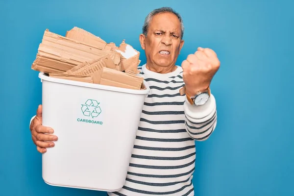 Senior Człowiek Recyklingu Trzymając Kosz Śmieci Tektury Recyklingu Niebieskim Tle — Zdjęcie stockowe