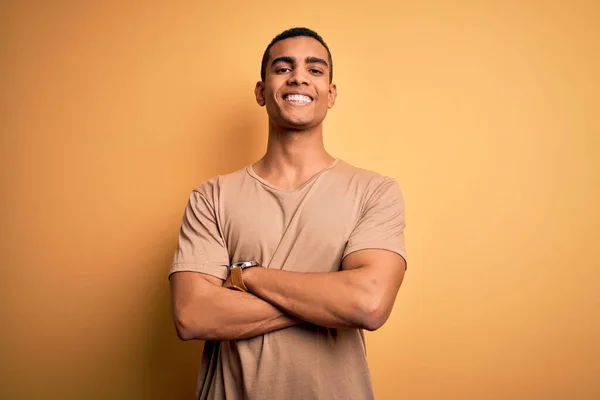 Jovem Afro Americano Bonito Vestindo Camiseta Casual Sobre Fundo Amarelo — Fotografia de Stock