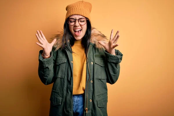 Jonge Brunette Vrouw Draagt Bril Winterjas Met Hoed Geel Geïsoleerde — Stockfoto