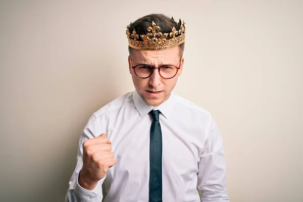 Jovem Bonito Homem Negócios Caucasiano Vestindo Coroa Ouro Sobre Fundo — Fotografia de Stock