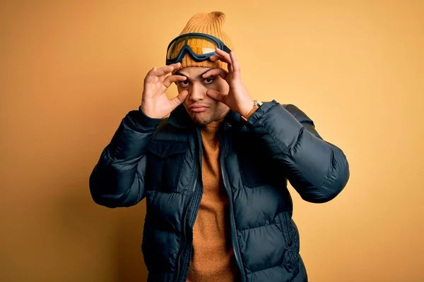 Jeune Skieur Brésilien Portant Des Vêtements Sport Neige Des Lunettes — Photo