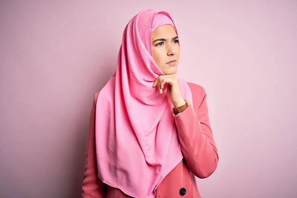 Giovane Bella Ragazza Che Indossa Hijab Musulmano Piedi Sfondo Rosa — Foto Stock