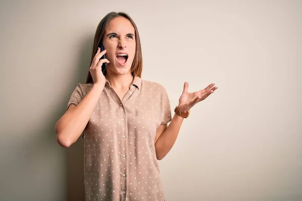 Ung Vacker Kvinna Som Pratar Smartphone Över Vit Bakgrund Galen — Stockfoto