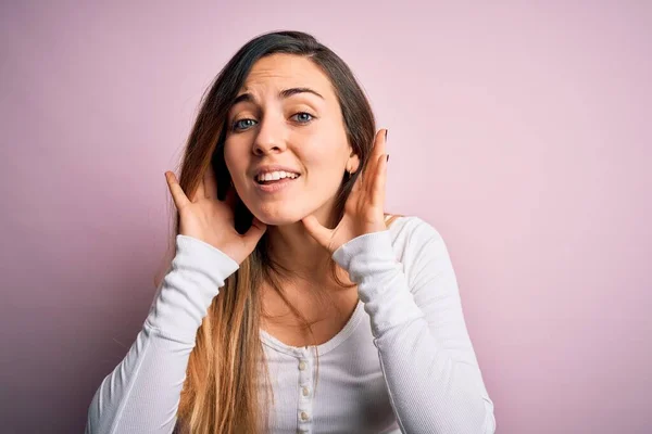 Ung Vacker Blond Kvinna Med Blå Ögon Bär Vit Shirt — Stockfoto