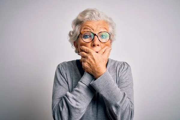 Ältere Schöne Grauhaarige Frau Lässigem Pullover Und Brille Über Weißem — Stockfoto