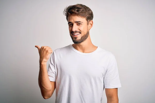 Ung Stilig Man Med Skägg Bär Casual Shirt Stående Över — Stockfoto