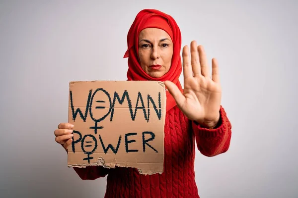 中世の女性は イスラム教徒のヒジャーブを身に着けています開いて手でバナーを保持する女性の権利を求めます真剣で自信を持って式で停止記号を行います 防衛ジェスチャー — ストック写真
