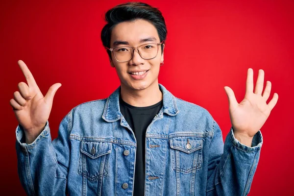 Joven Hombre Chino Guapo Con Chaqueta Mezclilla Gafas Sobre Fondo — Foto de Stock