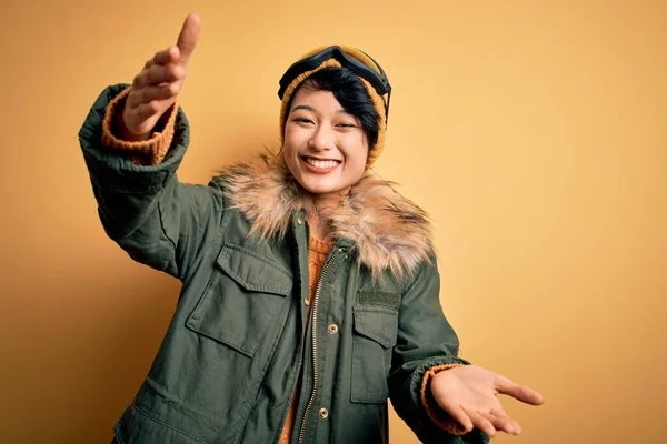 Όμορφη Ασιατική Σκιέρ Κορίτσι Φορώντας Αθλητικά Ρούχα Χιονιού Χρησιμοποιώντας Γυαλιά — Φωτογραφία Αρχείου
