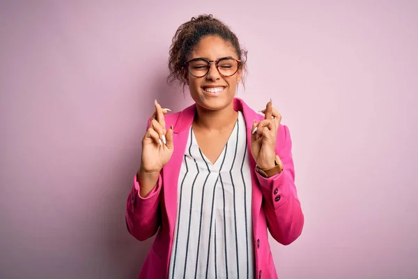 Belle Femme Affaires Afro Américaine Portant Veste Lunettes Sur Fond — Photo