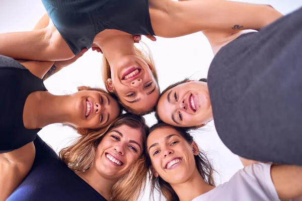 Junge Schöne Gruppe Von Sportlerinnen Die Glücklich Lächeln Stehendes Umarmen — Stockfoto
