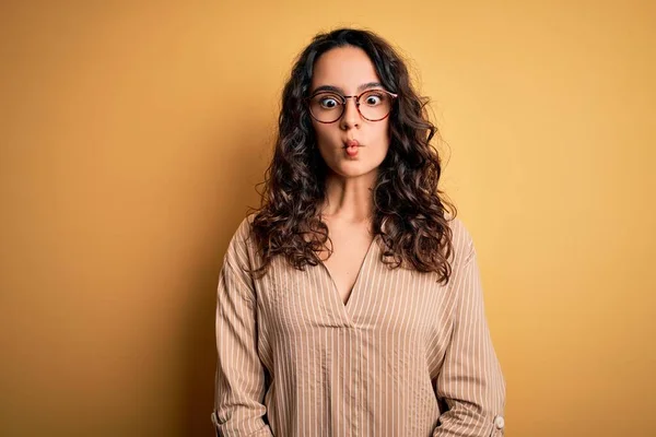 Schöne Frau Mit Lockigem Haar Trägt Gestreiftes Hemd Und Brille — Stockfoto