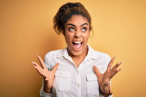 Joven Chica Afroamericana Hermosa Con Camisa Casual Pie Sobre Fondo —  Fotos de Stock