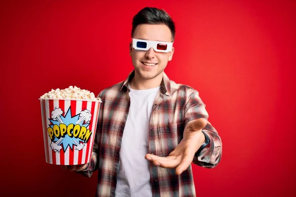 Ung Stilig Kaukasier Man Bär Film Glasögon Och Äta Popcorn — Stockfoto