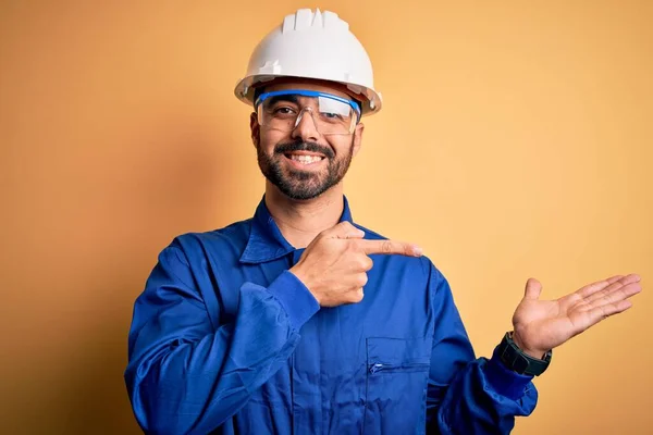 Mechanische Man Met Baard Blauw Uniform Veiligheidsbril Gele Achtergrond Verbaasd — Stockfoto