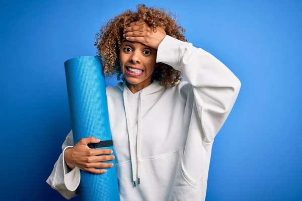 Junge Afrikanisch Amerikanische Sportlerin Mit Yogamatte Vor Isoliertem Blauen Hintergrund — Stockfoto