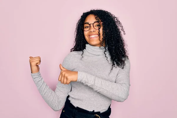 Jonge Afrikaans Amerikaanse Vrouw Draagt Coltrui Bril Roze Achtergrond Wijzend — Stockfoto