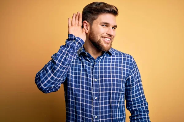 Jovem Empresário Loiro Com Barba Olhos Azuis Vestindo Camisa Sobre — Fotografia de Stock