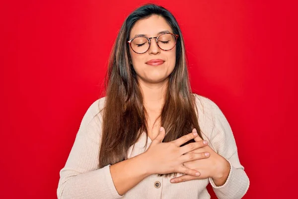 Jeune Femme Intelligente Hispanique Portant Des Lunettes Debout Sur Fond — Photo